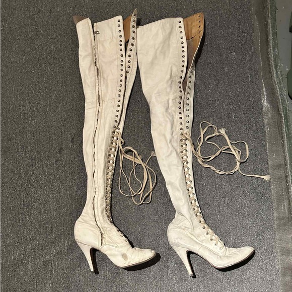 THIGH HIGH LEATHER, KINKY BOOTS  OWNED BY MISS NUDE CANADA  WELL WORN SHOES - Picture 4 of 6